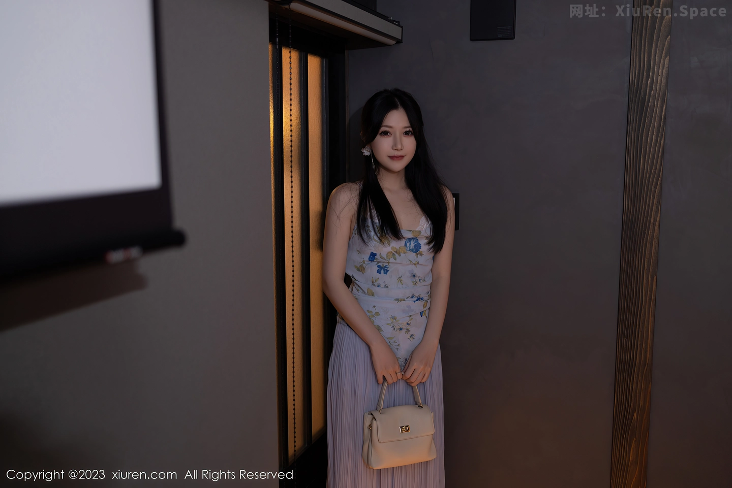 图片[3]-[XiuRen秀人网]VOL.7681 模特鱼子酱Fish情节拍摄性感蓝灰上衣配长裙秀曼妙身姿诱惑写真81P-秀人网官方网站